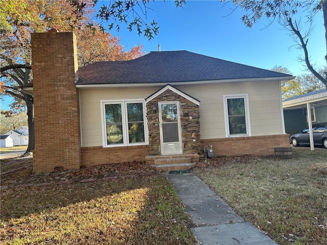 bungalow featuring a front yard