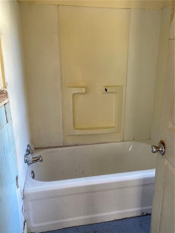 bathroom featuring a bathing tub