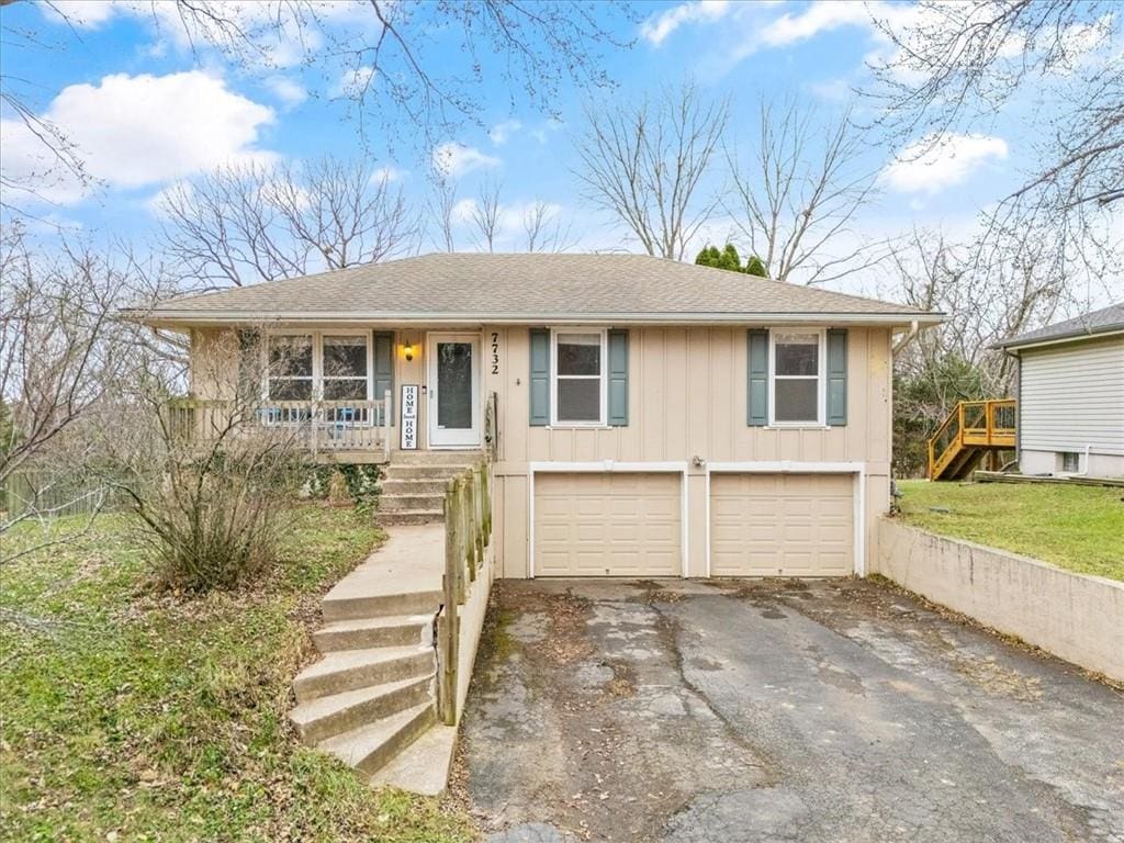 view of front of home featuring covered porch and a garage