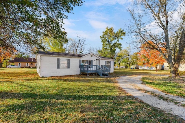 manufactured / mobile home featuring a front yard