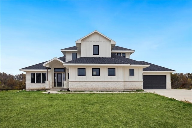 view of front of house featuring a front lawn and a garage