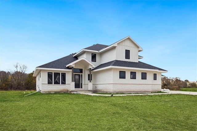 view of front of property featuring a front lawn