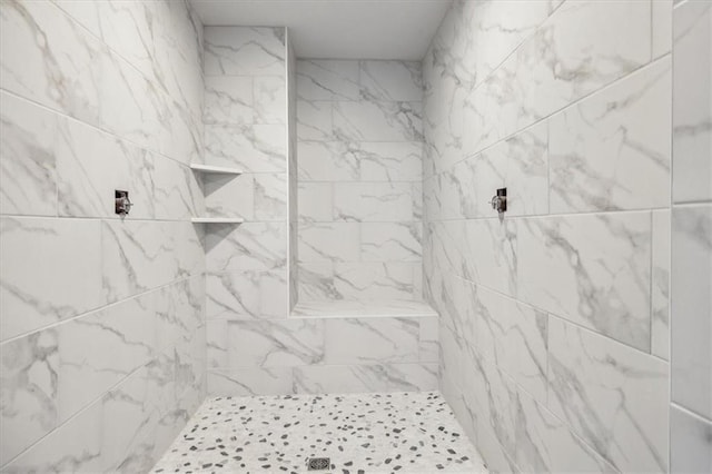 bathroom featuring a tile shower