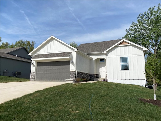 view of front facade featuring a front lawn and a garage