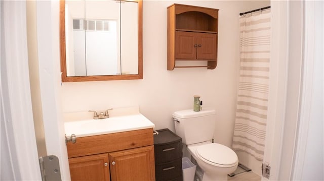 bathroom with toilet, a shower with curtain, and vanity