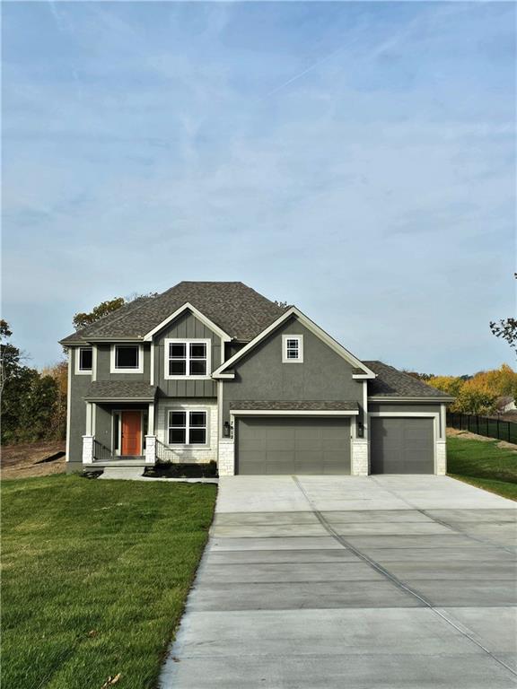 view of front of house featuring a front yard and a garage