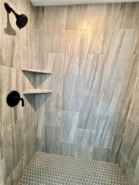 bathroom featuring a tile shower