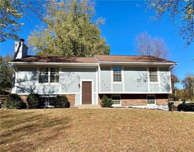 raised ranch featuring a front lawn