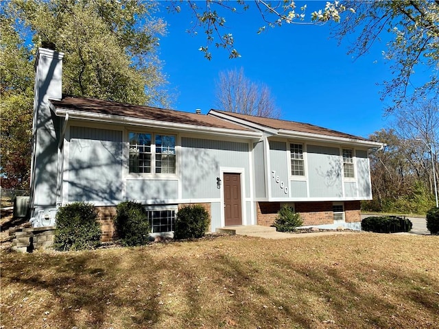 raised ranch featuring a front lawn