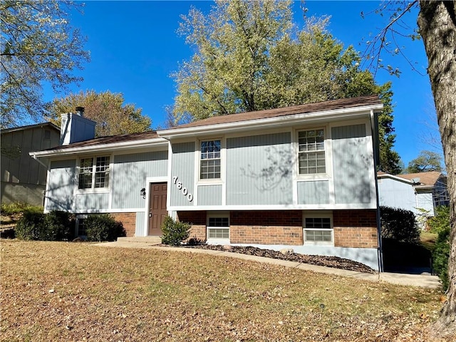 split foyer home with a front yard