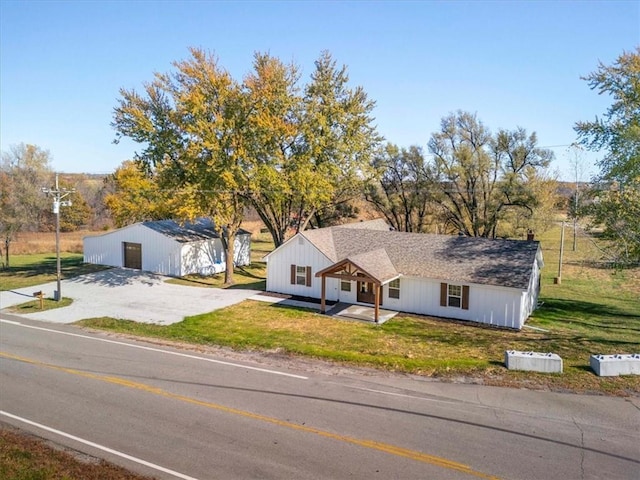 view of front of property featuring an outbuilding and a front lawn