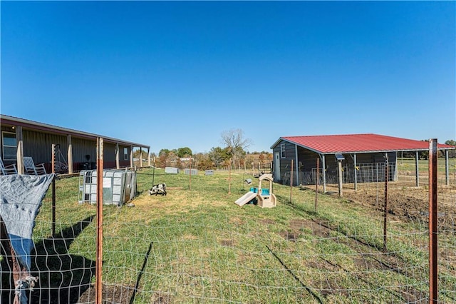 view of yard featuring an outbuilding