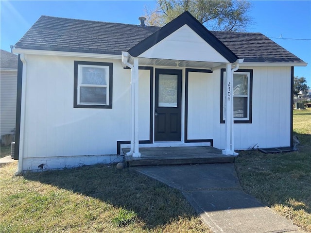 view of front of home featuring a porch and a front lawn