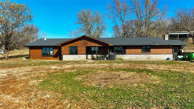 view of front of house featuring a front lawn