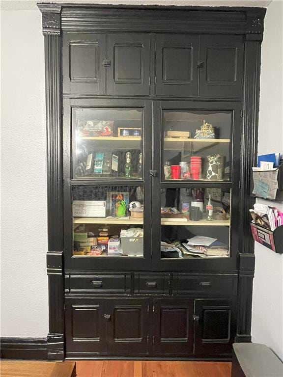 513 W Ohio St, Butler, MO 64730 - bar area with wood finished floors and baseboards