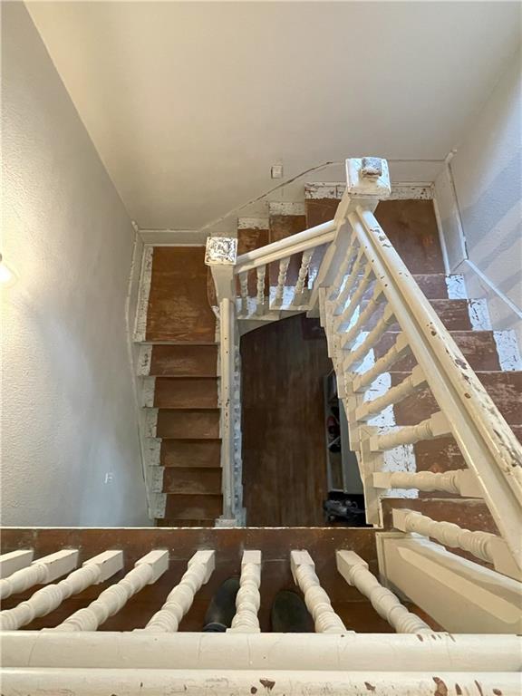 513 W Ohio St, Butler, MO 64730 - view of stairs