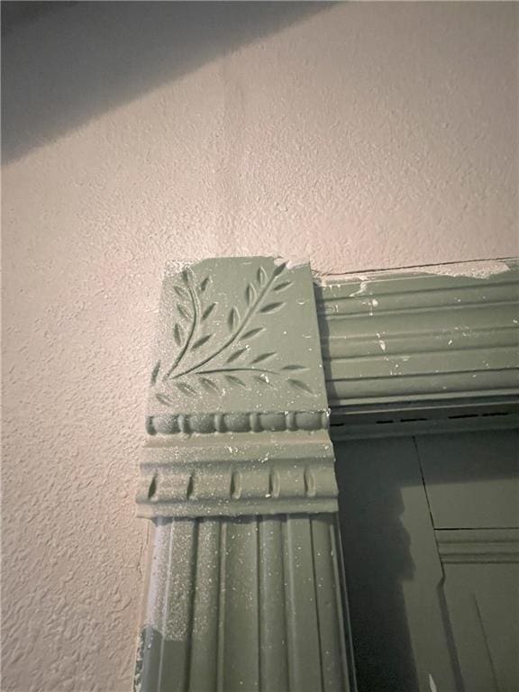 513 W Ohio St, Butler, MO 64730 - detailed view of a textured wall