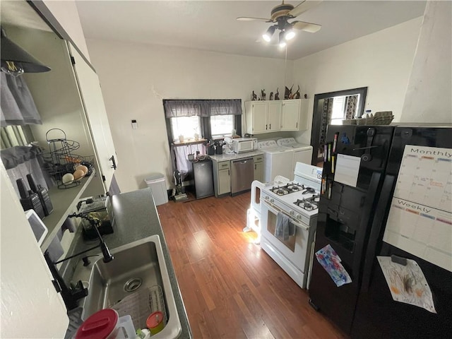 kitchen featuring washing machine and clothes dryer, ceiling fan, dark wood-type flooring, white appliances, and white cabinets