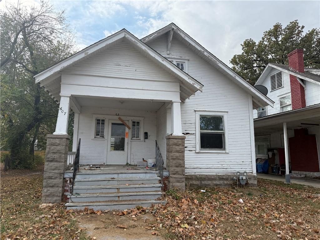 607 W 3rd St, Coffeyville, KS 67337 - view of front of property featuring a porch