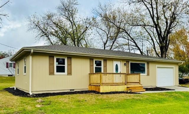 view of front of property featuring a front lawn and a garage