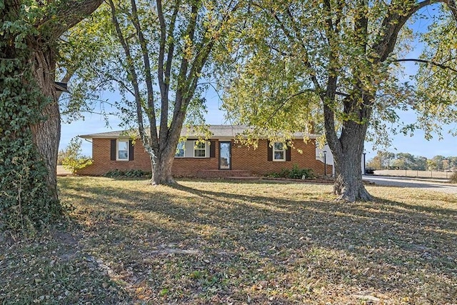 view of front of house featuring a front lawn