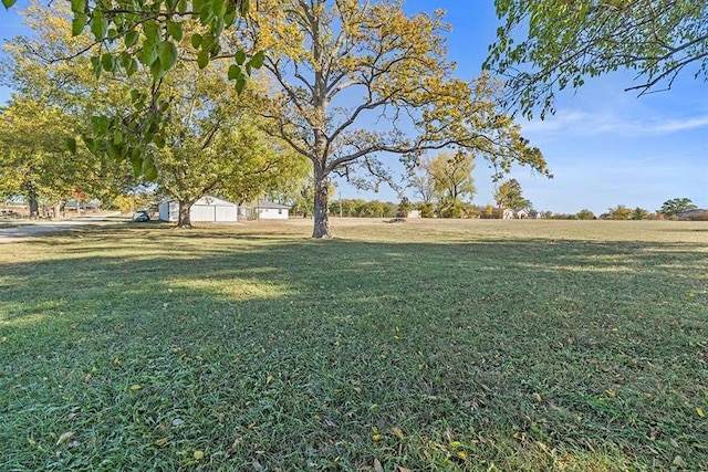 view of yard featuring a rural view