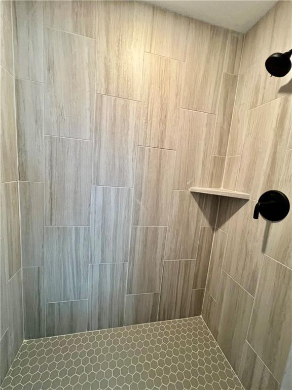 7709 NE 106th Pl, Kansas City, MO 64157 - bathroom with a tile shower