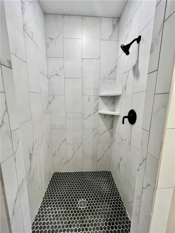 bathroom featuring a tile shower