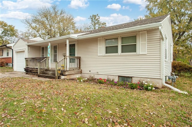 view of front of home featuring a front lawn, a garage, and a porch