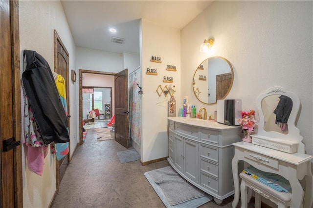 5528 Lostine Rd, Galena, KS 66739 - full bathroom featuring baseboards, visible vents, a shower with shower curtain, and vanity