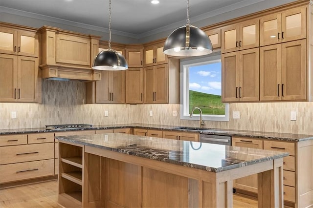 4287 Lake Shore Ct, Basehor, KS 66007 - kitchen featuring a sink, glass insert cabinets, light wood-style floors, and stainless steel appliances
