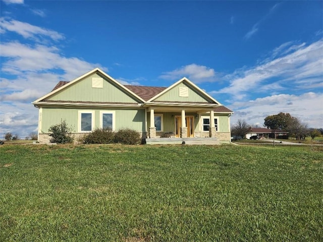 craftsman house featuring covered porch and a front yard