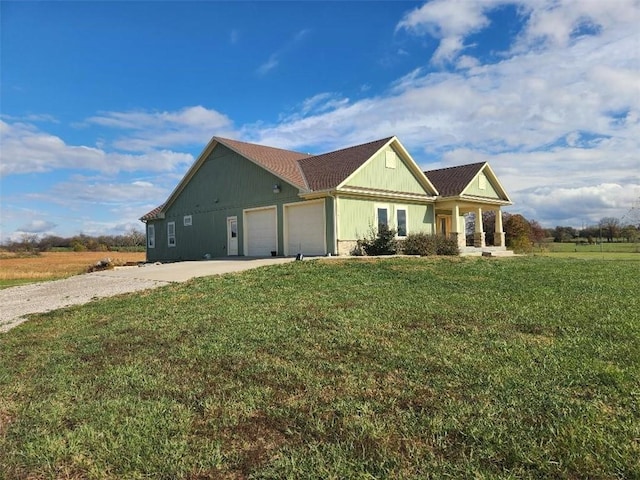 view of front facade featuring a front yard and a garage