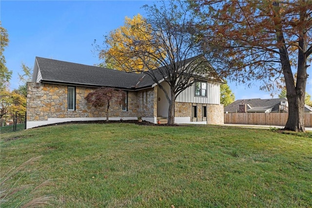 view of front facade with a front lawn