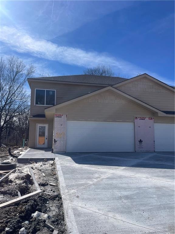 view of front of property featuring a garage and driveway