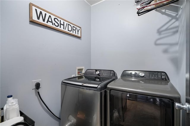 laundry room with laundry area and independent washer and dryer