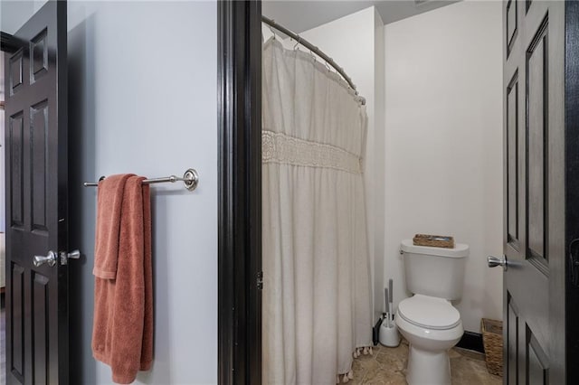 full bathroom featuring toilet and curtained shower