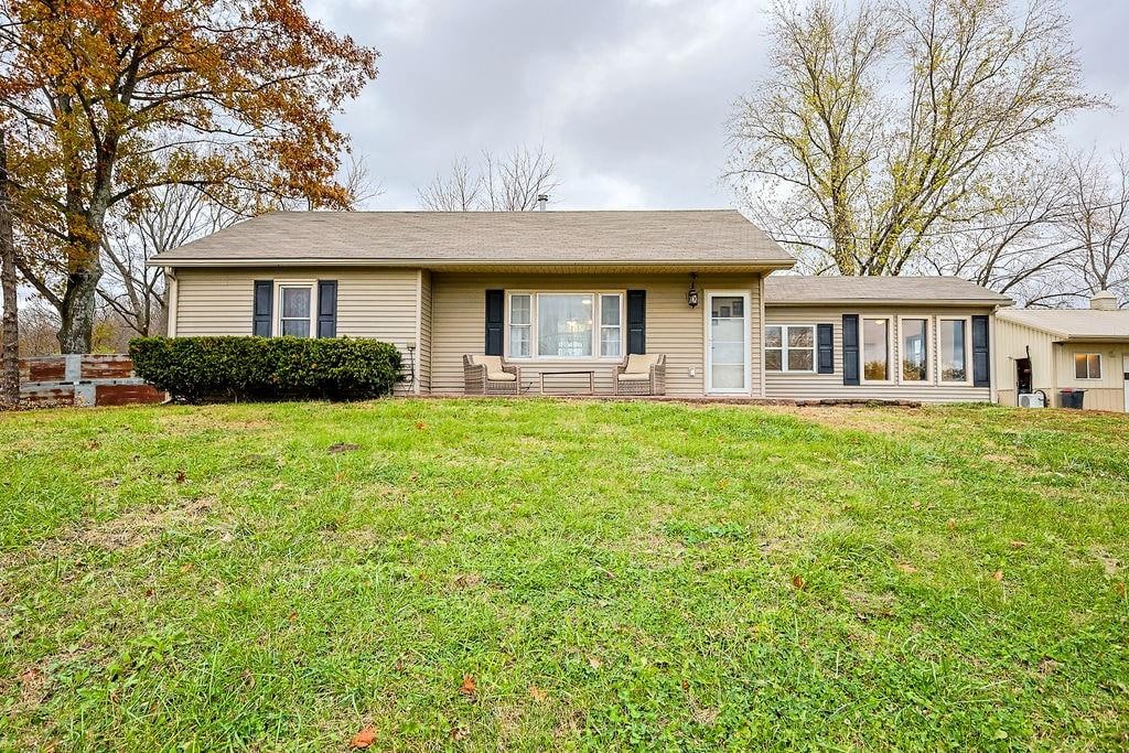 ranch-style home featuring a front lawn