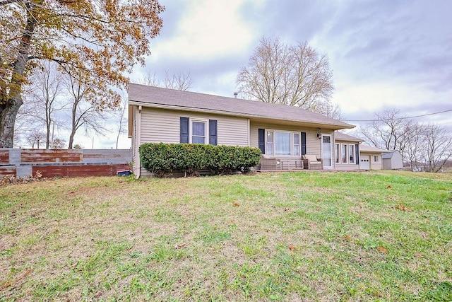 single story home with a front lawn