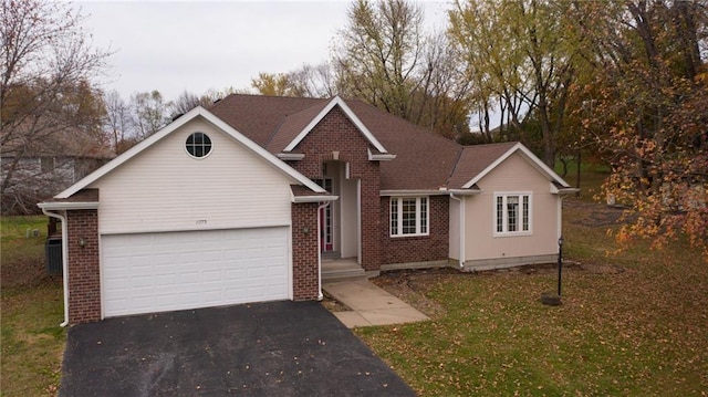 view of front of home featuring a front lawn