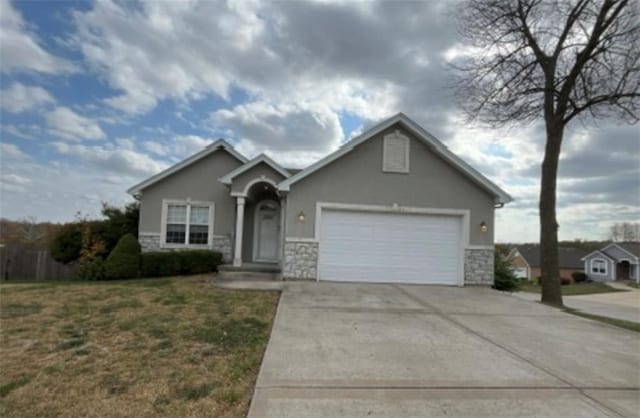 view of front facade with a garage and a front yard