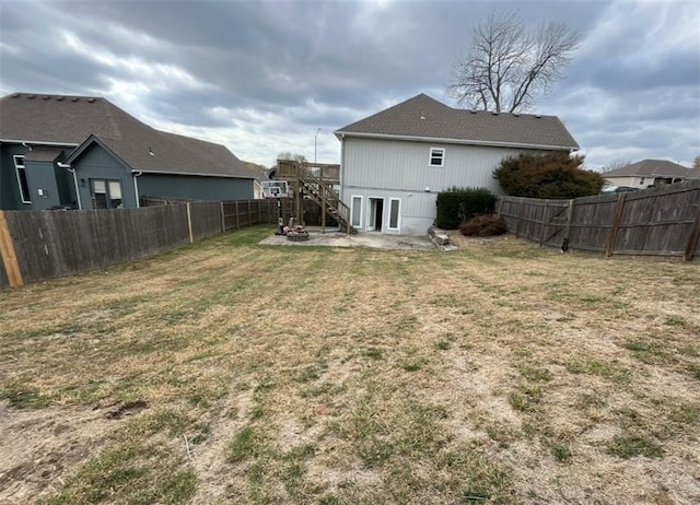 view of yard featuring a patio area