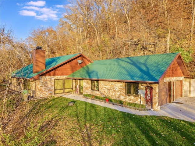 view of front of property featuring a front yard