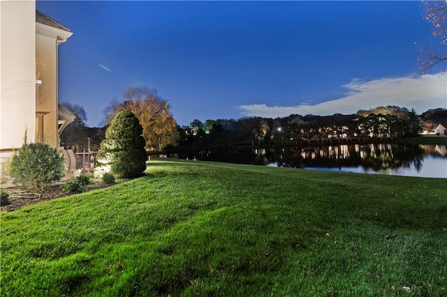 view of yard featuring a water view