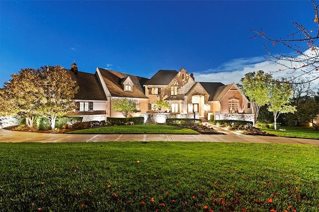 view of front of home featuring a front lawn