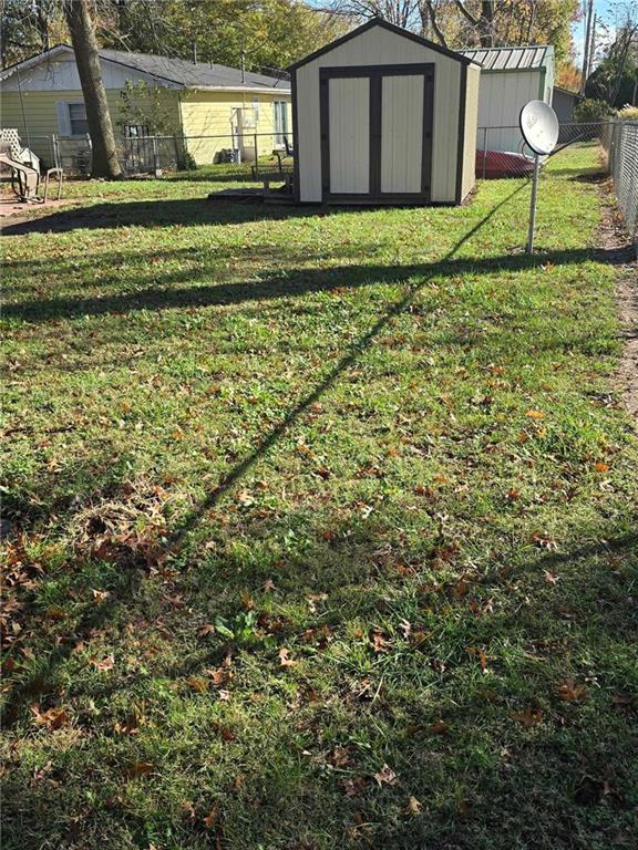 view of yard featuring a storage unit