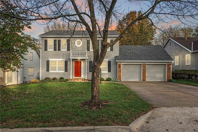 view of front facade featuring a garage and a yard