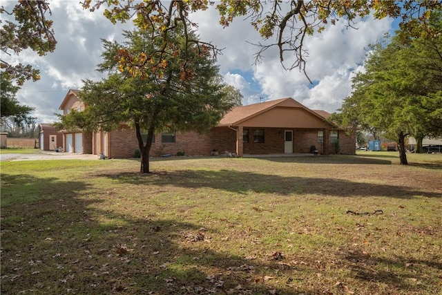 view of front of property featuring a front yard and a garage