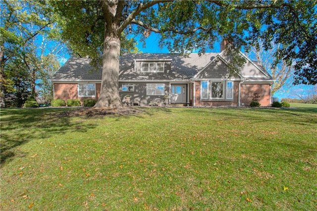 view of front of property with a front yard