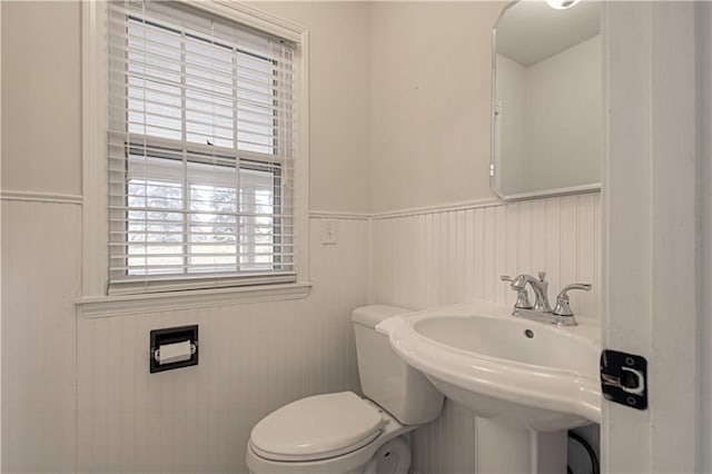 bathroom featuring toilet and sink